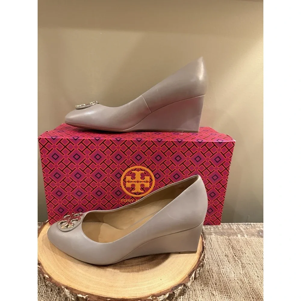 Tory Burch Women's Claire 85mm Wedge Pumps in French Grey Sz-9M Gold Logo 295$